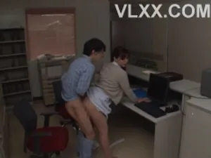 Chị gần nhà thường xuyên sang nhà tôi chơi khi biết tôi còn là trai tân