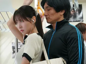 Một cô gái trẻ tóc ngắn, gợi cảm đang trong thời kỳ cho con bú, có hai bầu ngực lớn và đang vắt một cốc sữa. Cô ấy nhấc váy da lên và thủ dâm