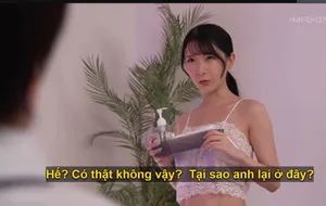 Em nhân viên công ty đồ lót bị bắt làm người mẫu vì sự cố thiếu mẫu