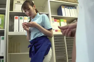 Chồng và bạn của anh ta xuất tinh vào bên trong vợ mà không có biện pháp bảo vệ