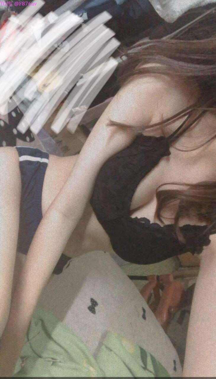 Doggy Style Creampie với chị kế trên giường của bố mẹ