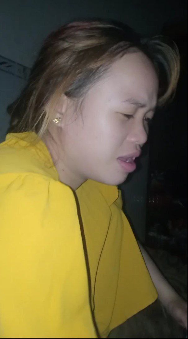 Một người phụ nữ cực kỳ xinh đẹp với vóc dáng hoàn hảo và đôi chân dài! Mèo cái sạch sẽ và không có lông! Tất đen, chân đẹp, hở, dương vật giả, họng sâu